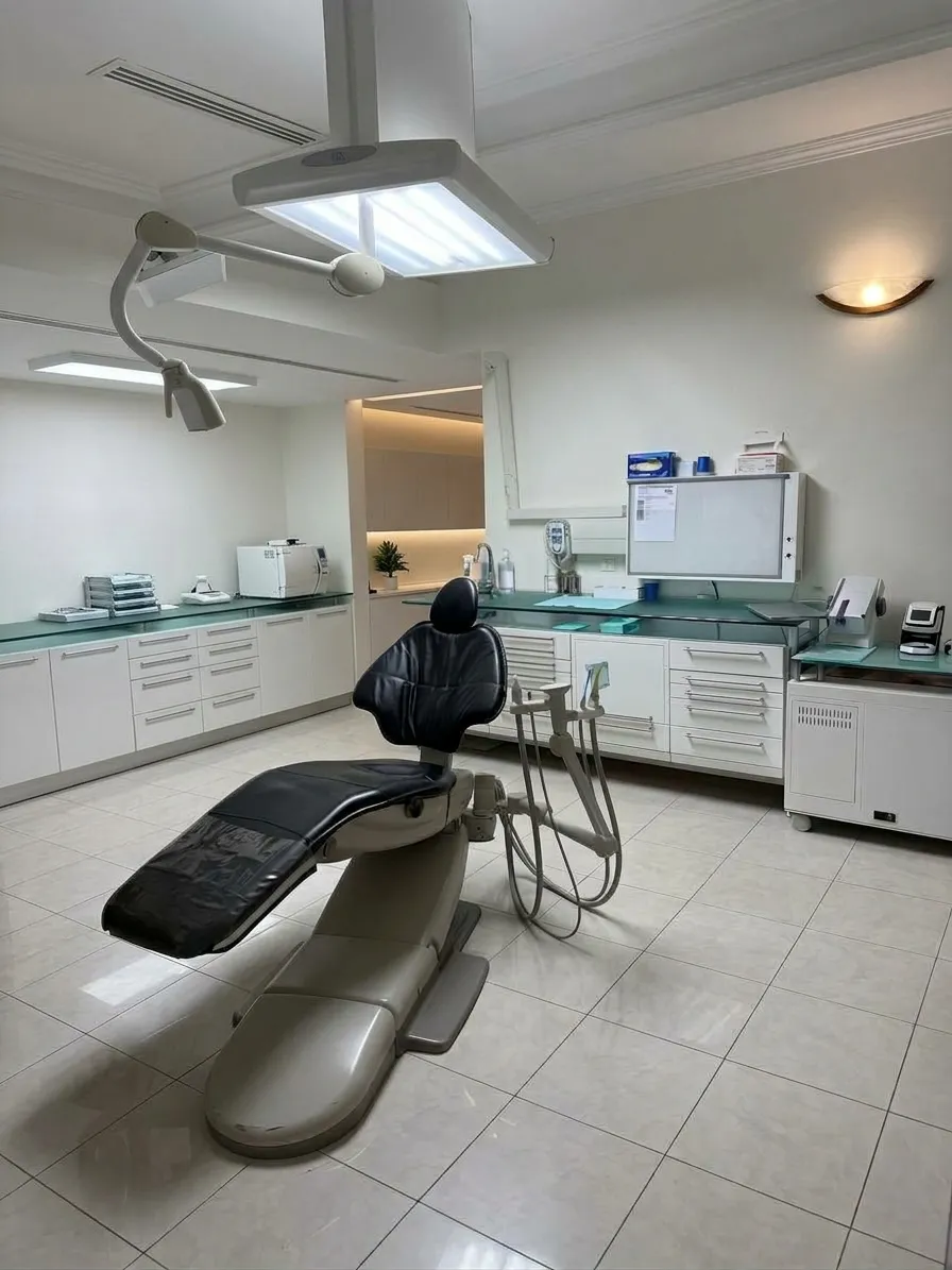 Salle de soins du cabinet : fauteuil dentaire et plans de travail